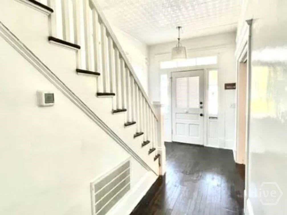 637 E 39th St - Photo 2 of 34