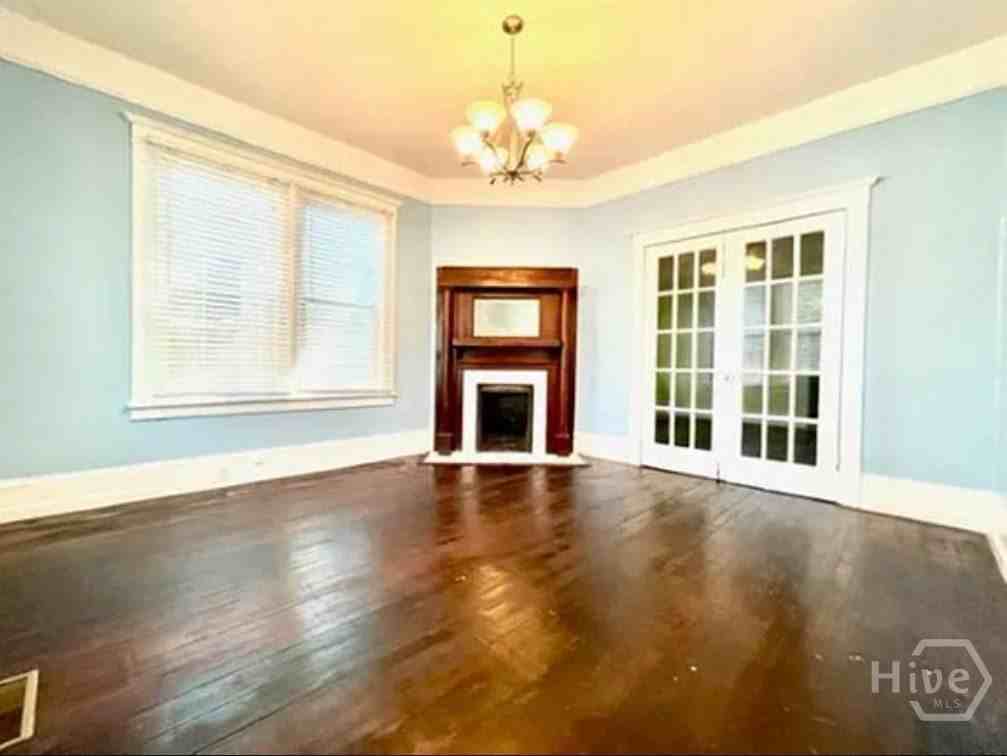 637 E 39th St - Photo 3 of 34