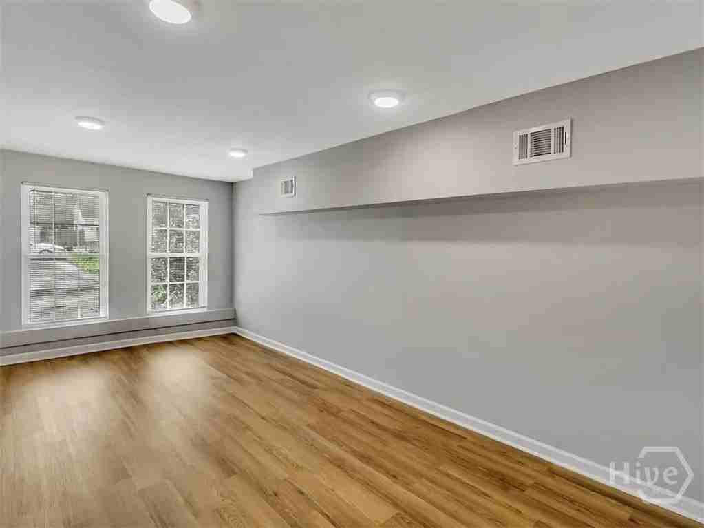 916 E 35th St - Photo 5 of 26