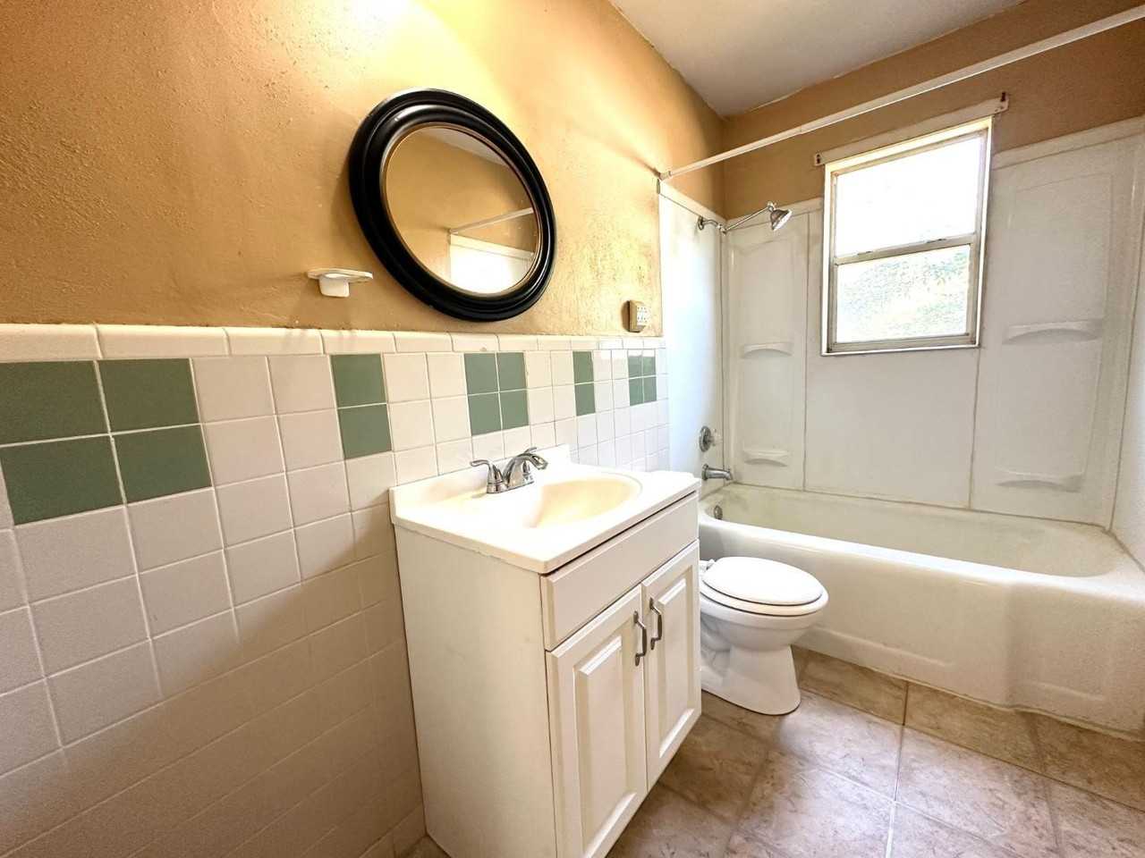 3004 43rd St - Photo 6 of 8