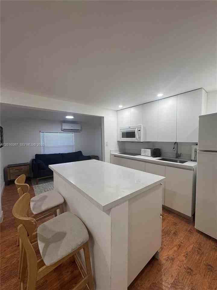 10805 Nw 10th Ave - Photo 3 of 9