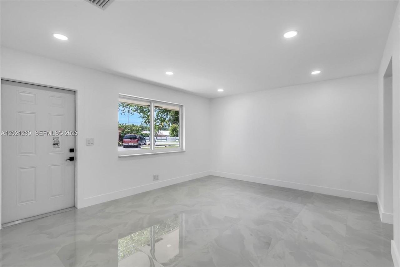 821 Sw 7th Ave #2 - Photo 2 of 11
