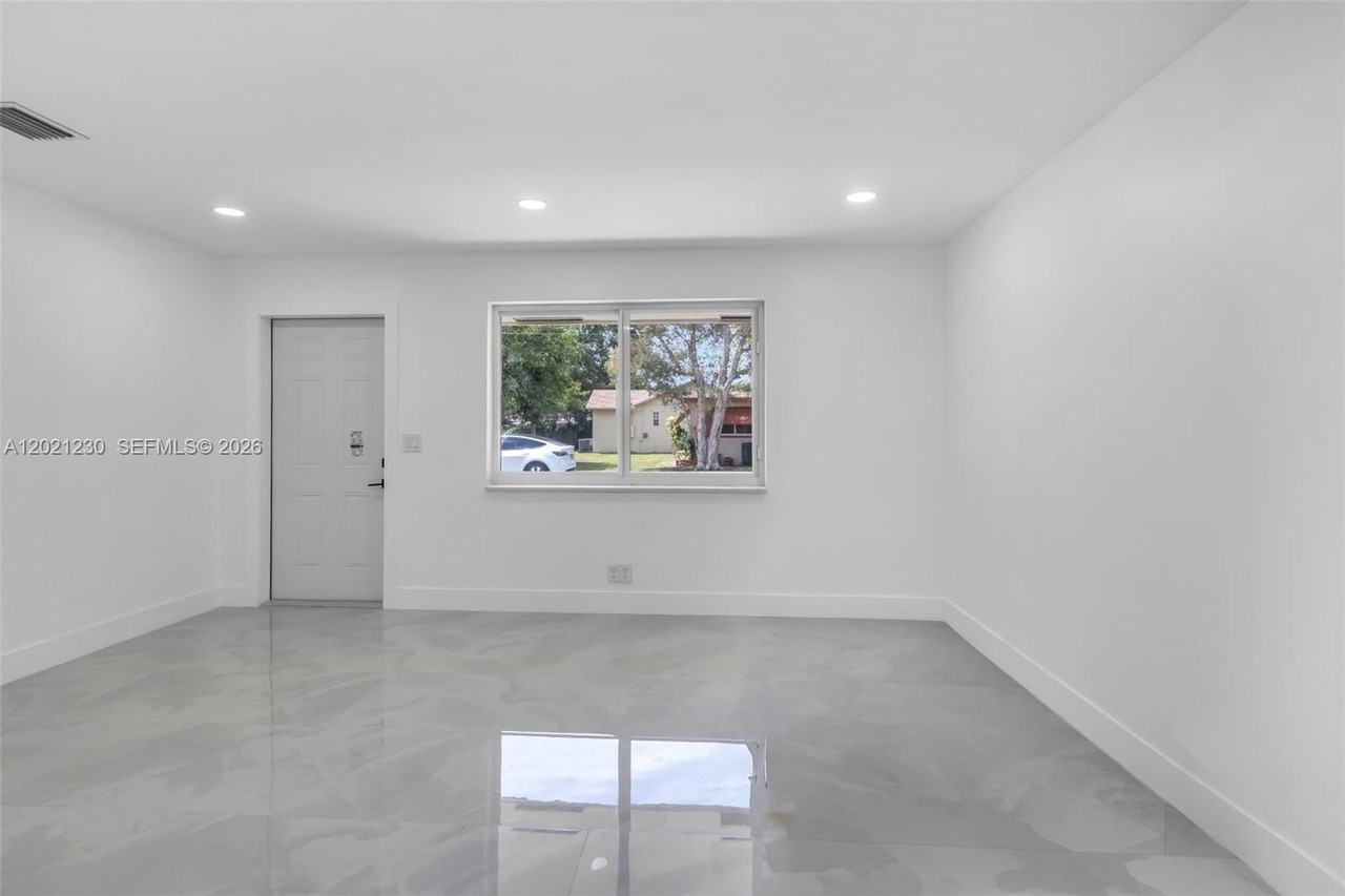 821 Sw 7th Ave #2 - Photo 3 of 11