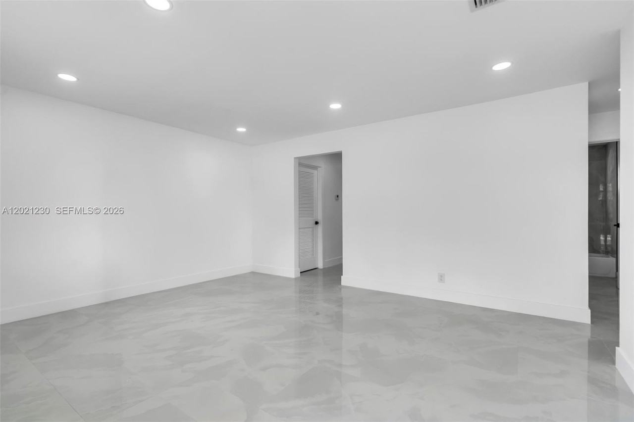 821 Sw 7th Ave #2 - Photo 4 of 11