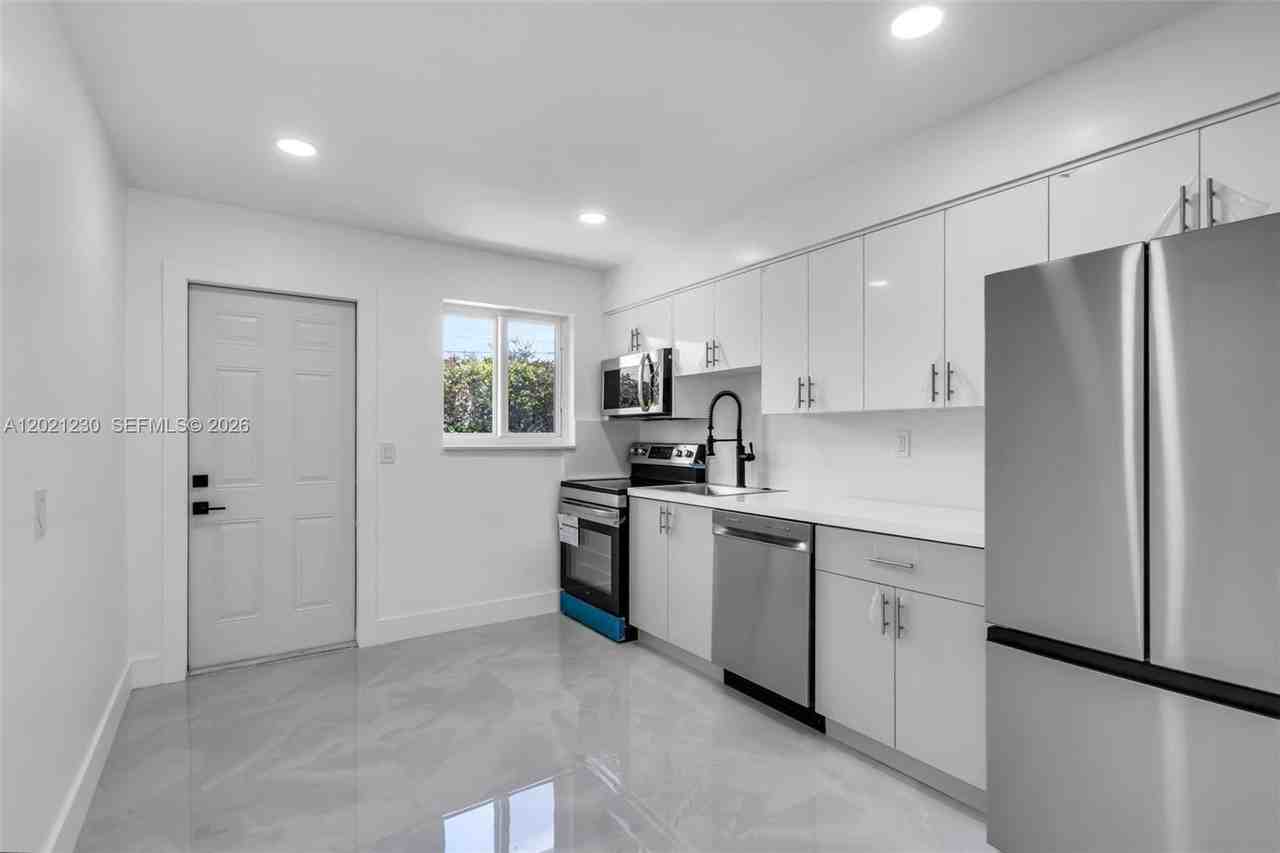 821 Sw 7th Ave #2 - Photo 5 of 11