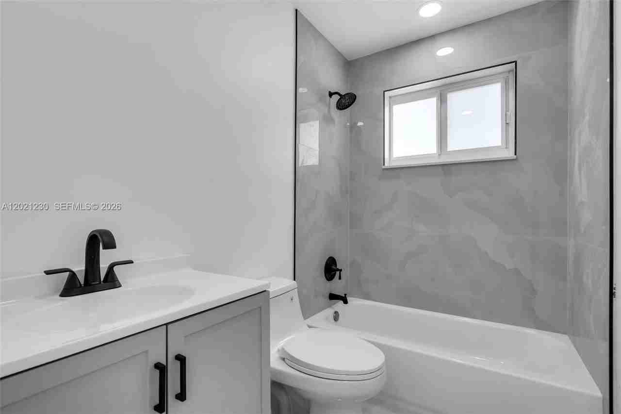 821 Sw 7th Ave #2 - Photo 7 of 11