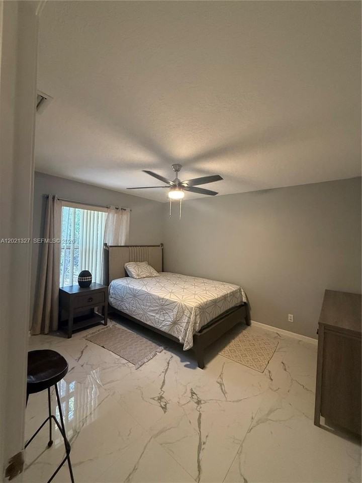 5711 Nw Zenith Dr - Photo 6 of 6