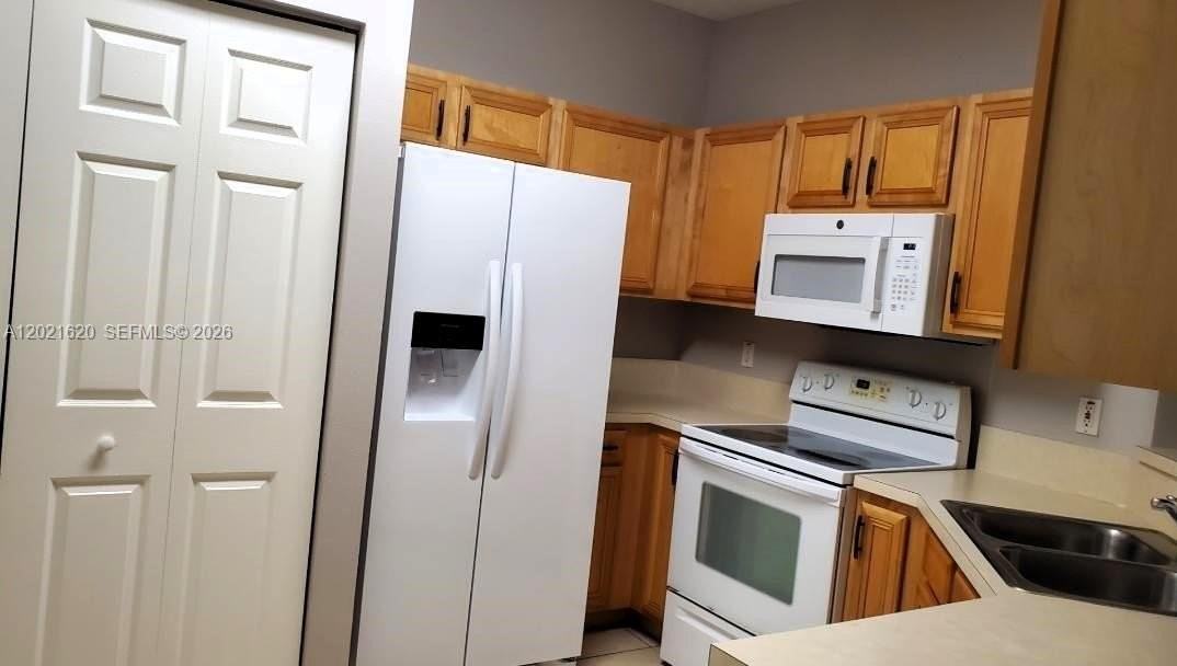 1275 Sw 48th Ter #1275 - Photo 3 of 26