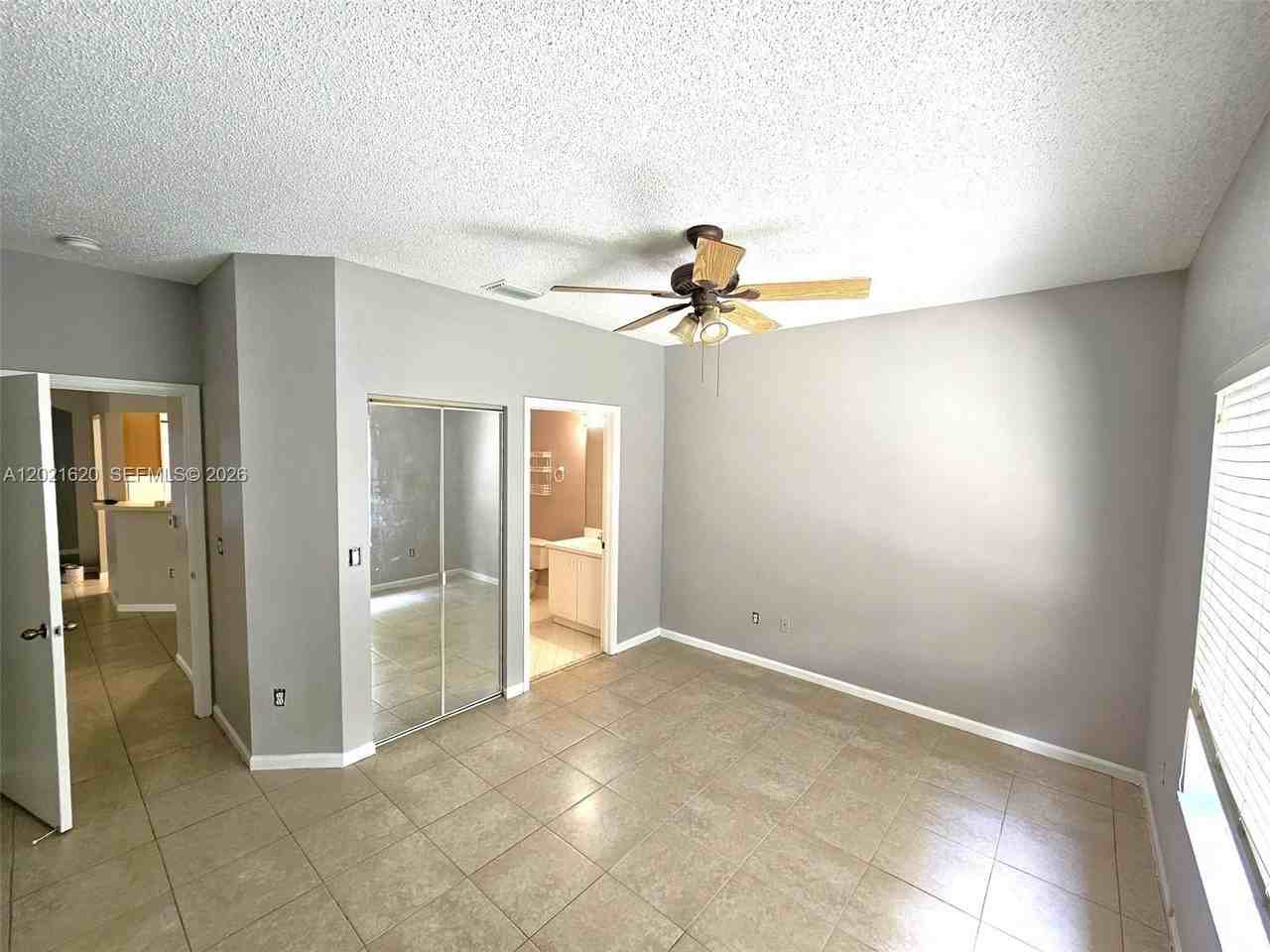 1275 Sw 48th Ter #1275 - Photo 4 of 26
