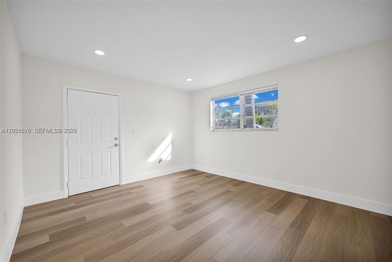11812 Ne 14th Ave #11810 - Photo 4 of 20