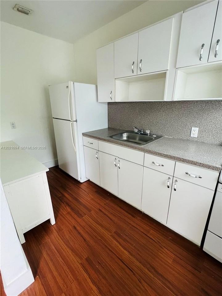 850 81st St #3 - Photo 3 of 15