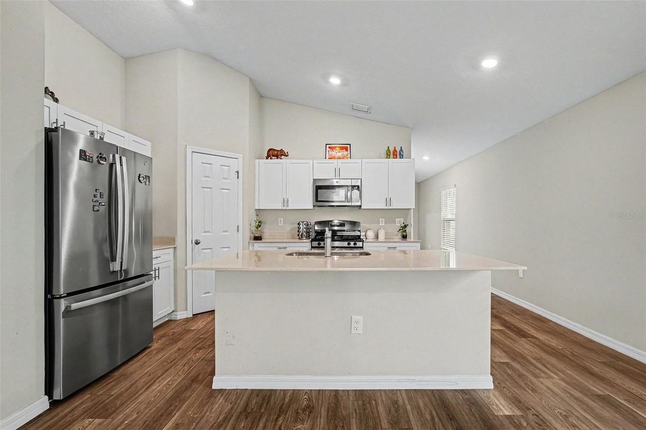 14919 Sterling Spur Ave - Photo 3 of 28