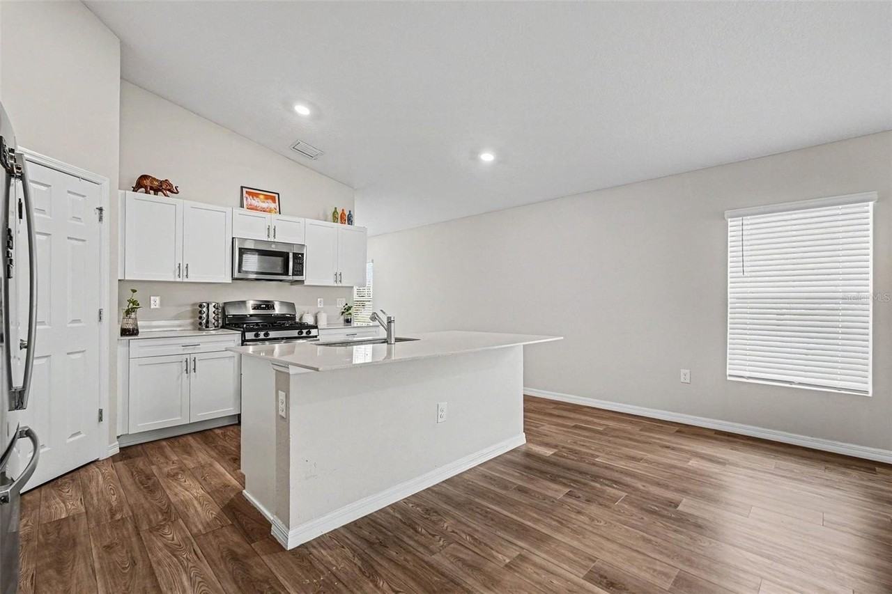 14919 Sterling Spur Ave - Photo 4 of 28