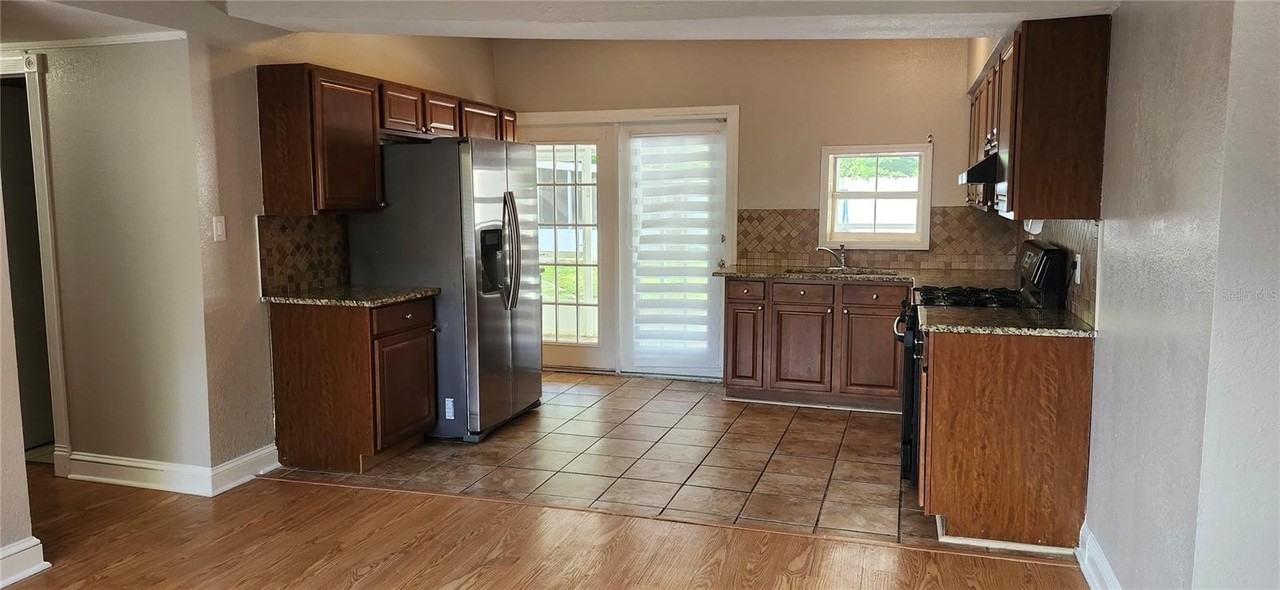 1103 Southside Dr - Photo 3 of 20