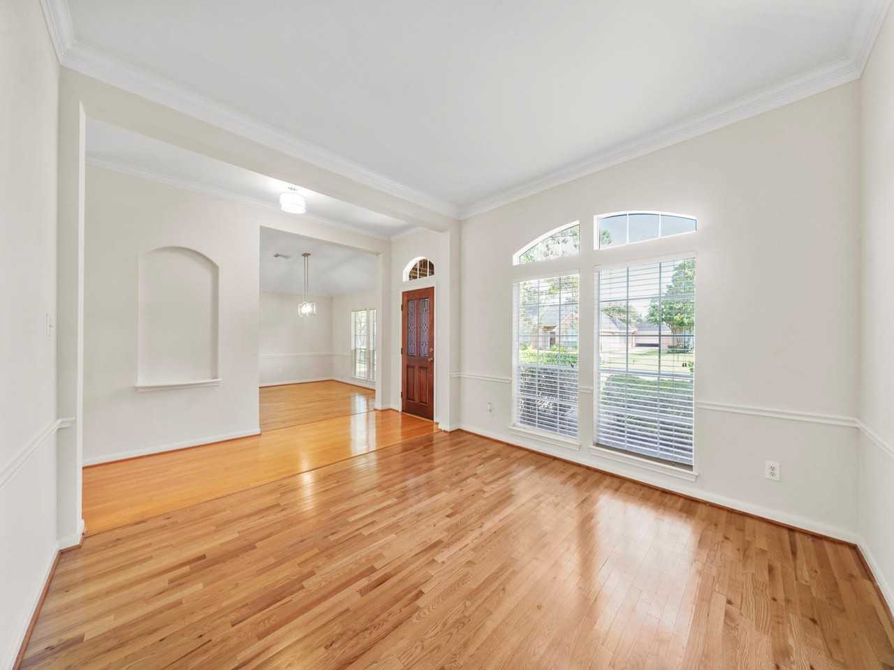 3411 Farnham Cir - Photo 4 of 15