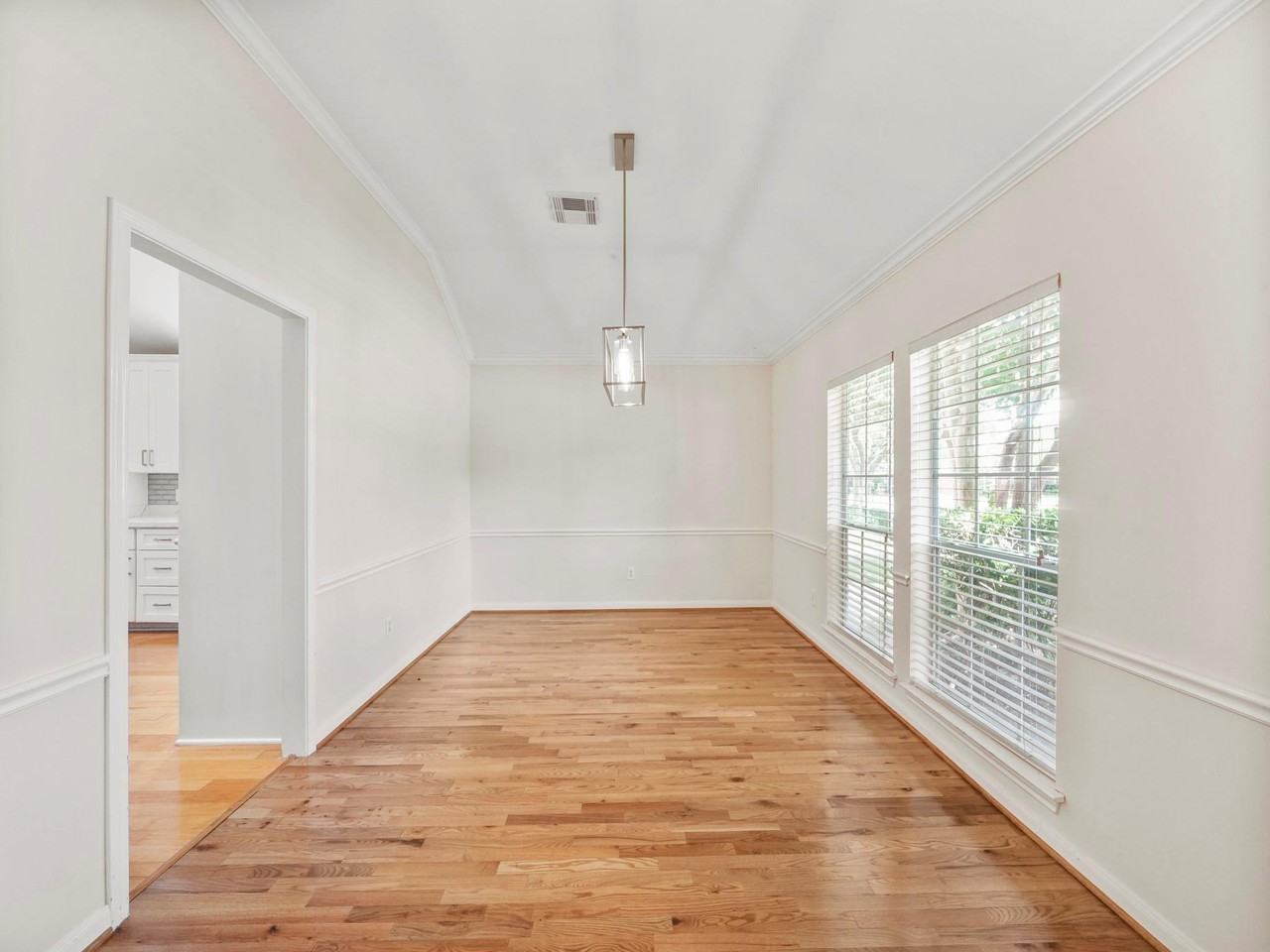 3411 Farnham Cir - Photo 5 of 15