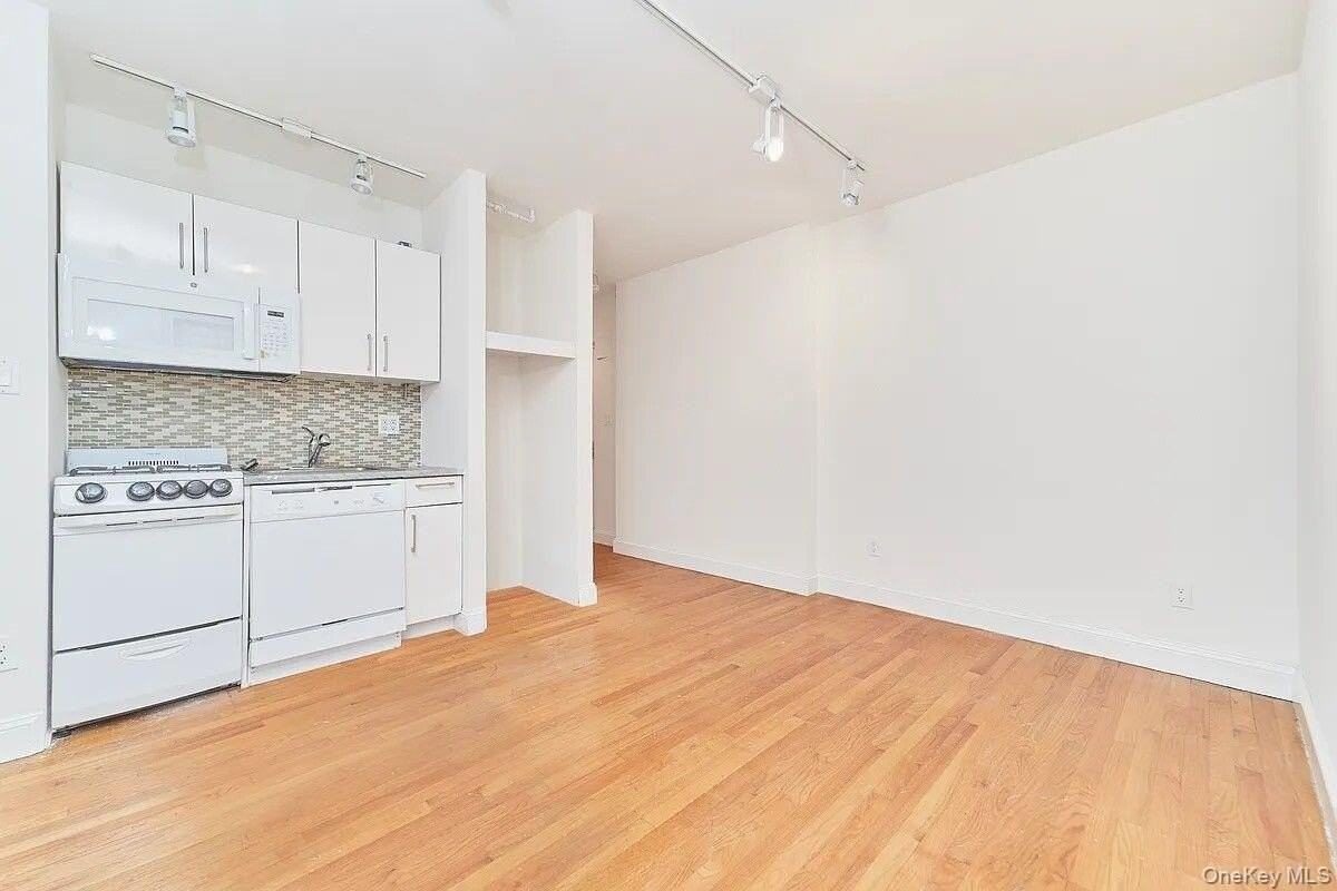 19 Commerce St #12 - Photo 2 of 3