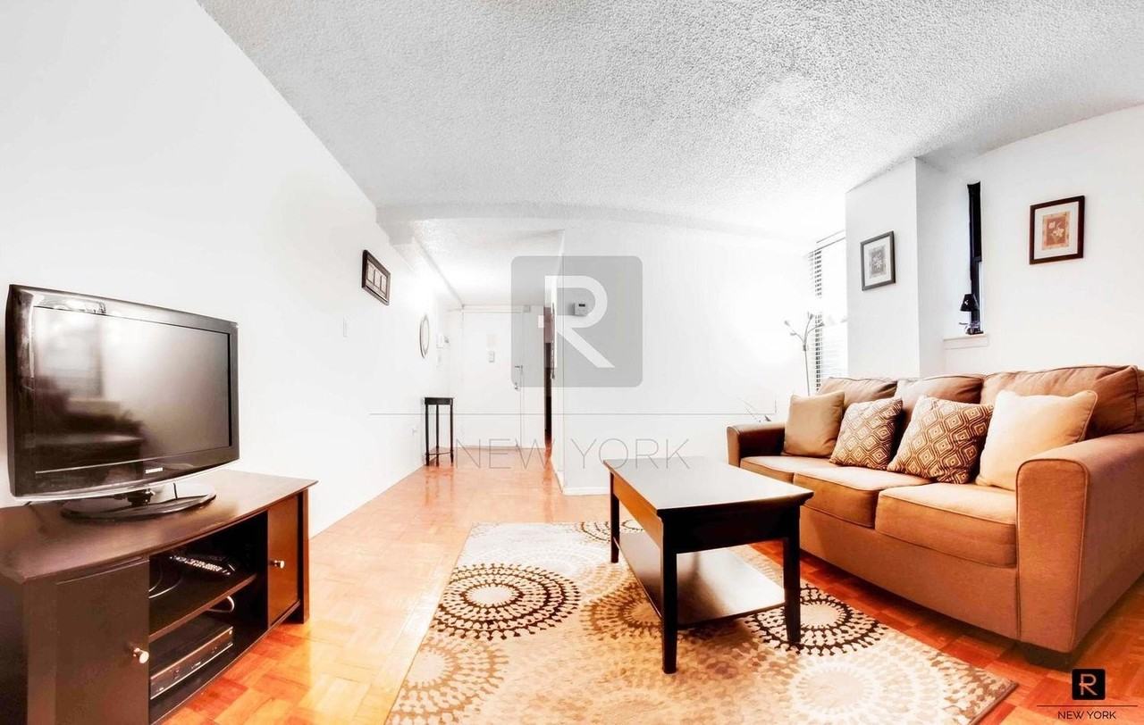 150 W 51st St #1527 - Photo 2 of 9