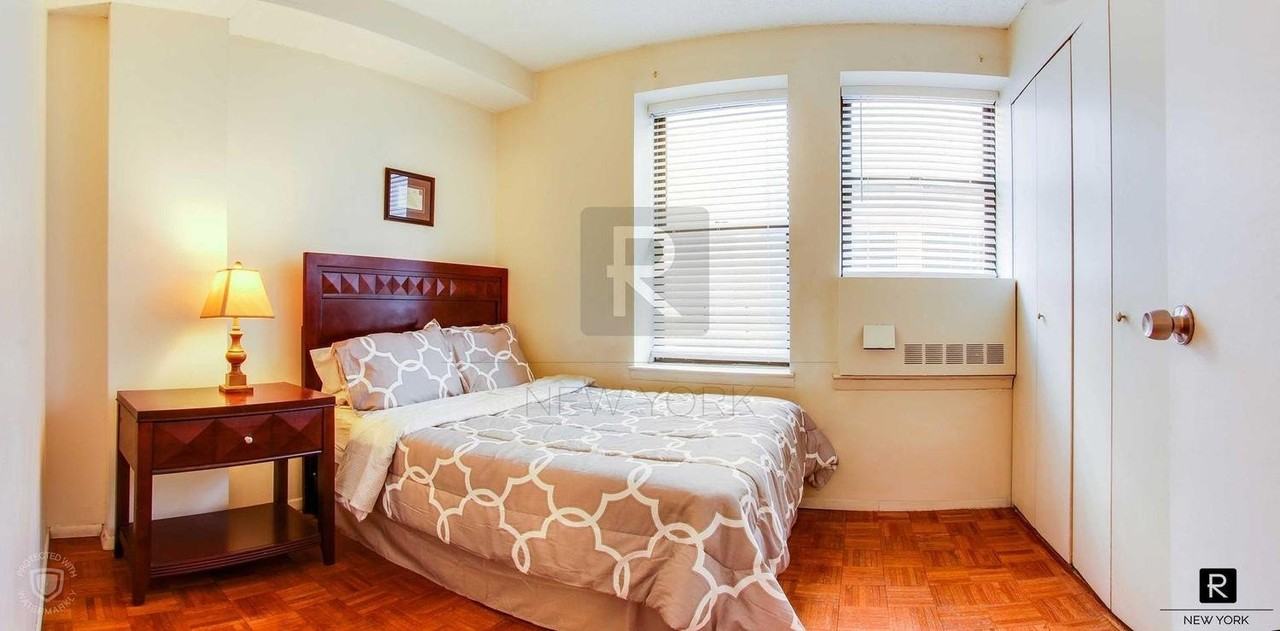 150 W 51st St #1527 - Photo 4 of 9