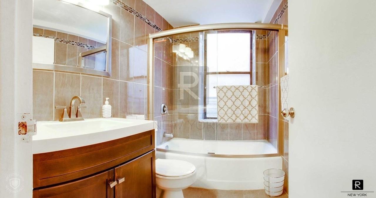 150 W 51st St #1527 - Photo 5 of 9