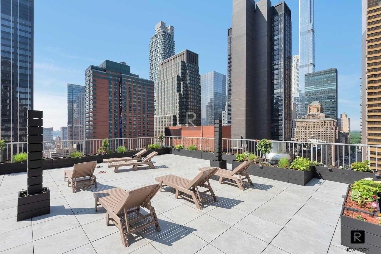 150 W 51st St #1527 - Photo 7 of 9