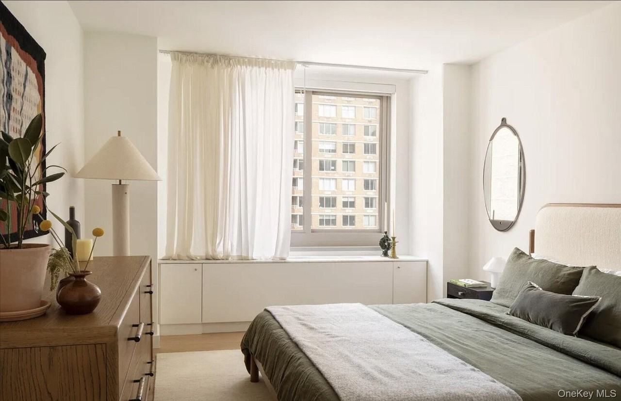 234 E 46th St #404 - Photo 4 of 12