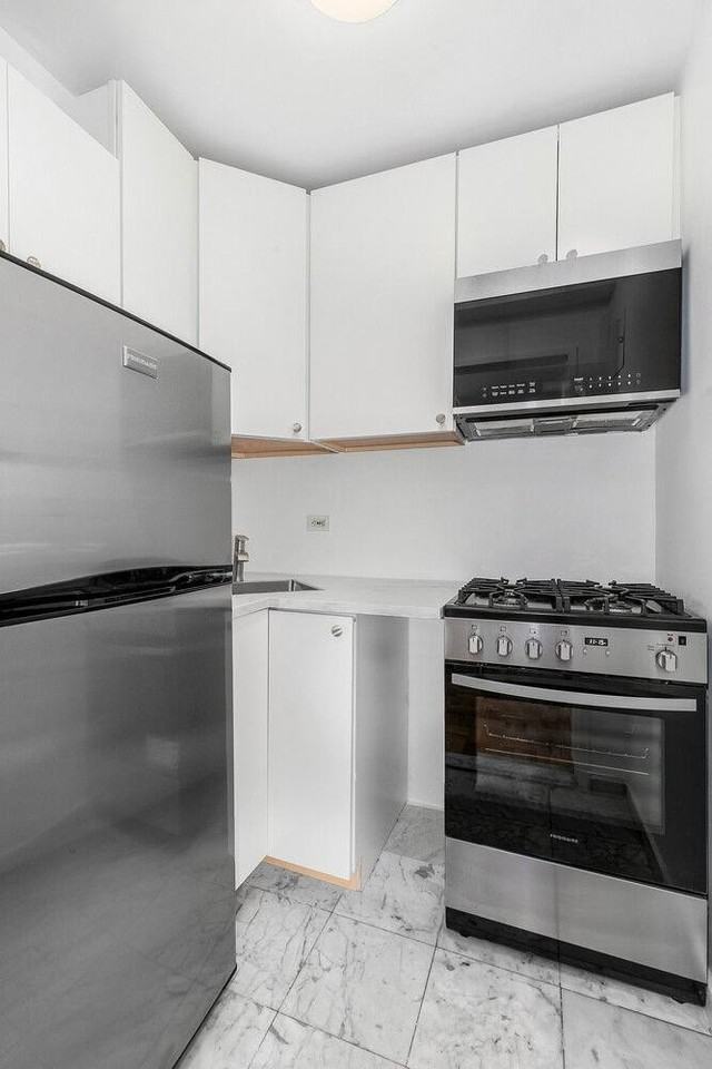 240 E 55th St #10A - Photo 4 of 5