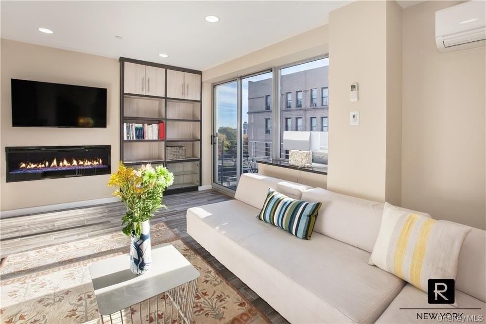 2360 Amsterdam Ave #6A - Photo 4 of 9