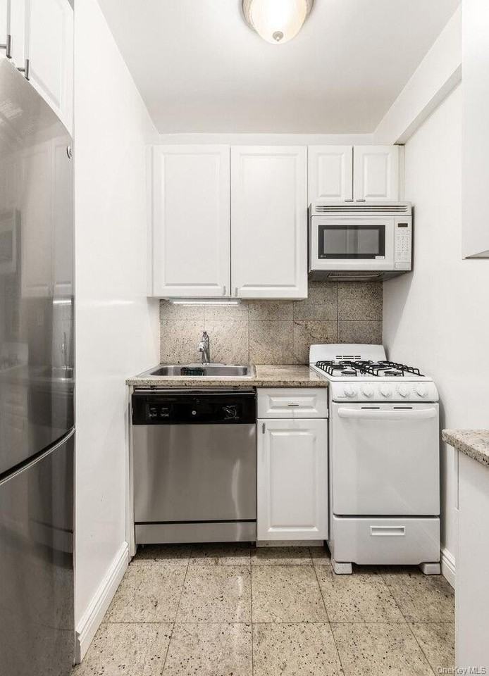 135 E 54th St #3C - Photo 3 of 6