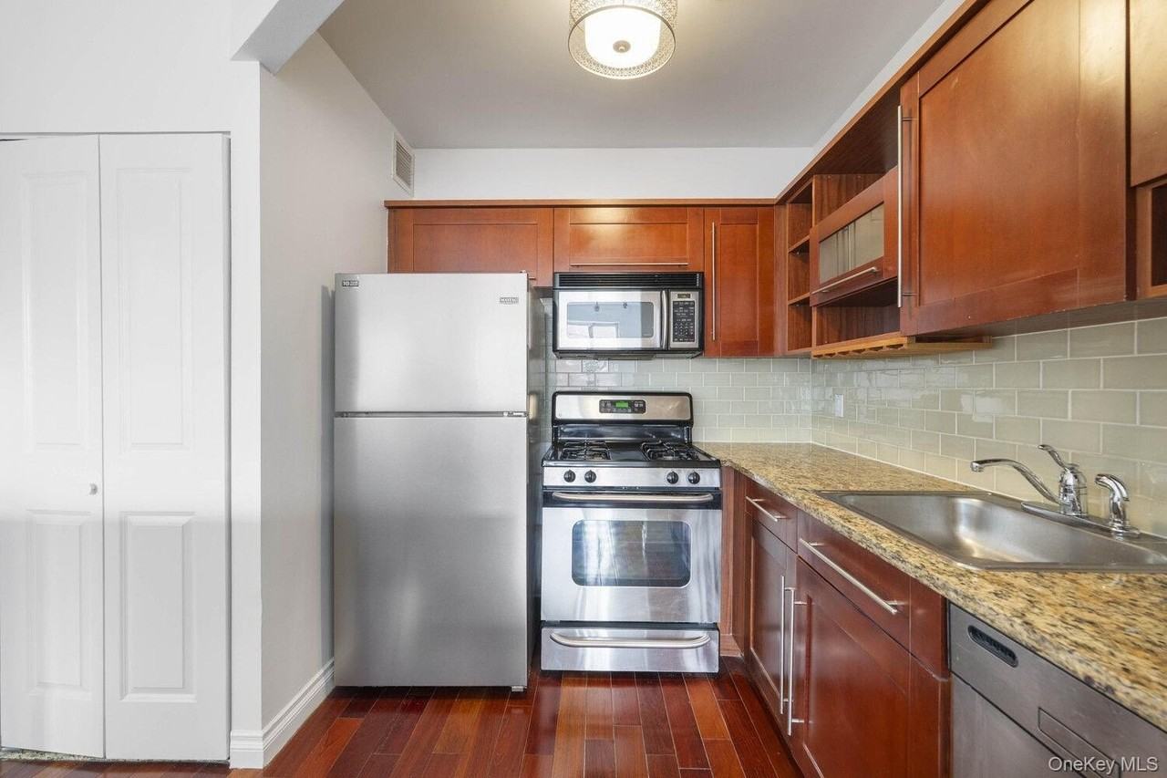 3085 Vernon Blvd #6D - Photo 4 of 9