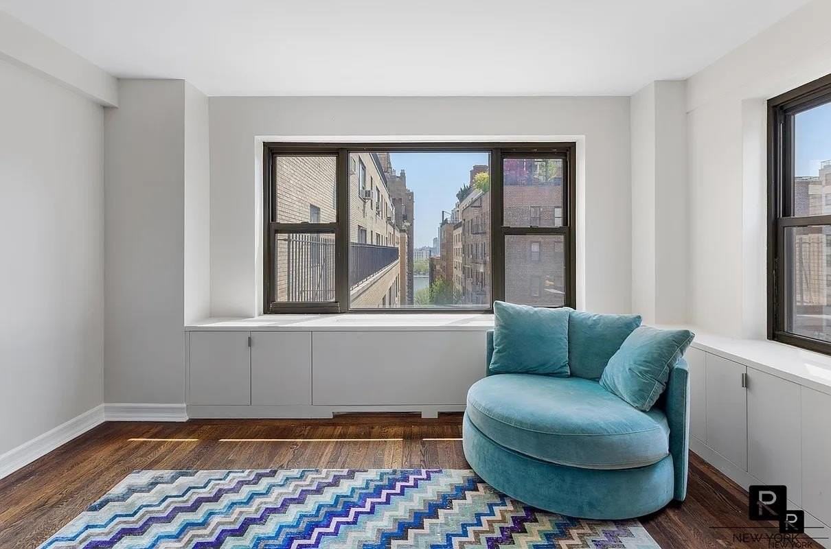 400 E 52nd St #9F - Photo 2 of 11