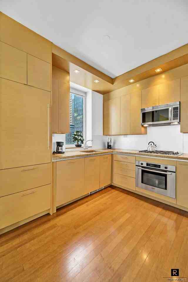 1600 Broadway #18B - Photo 4 of 12