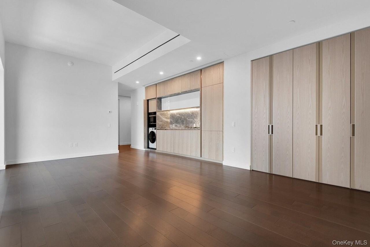 125 Greenwich St #62H - Photo 5 of 10