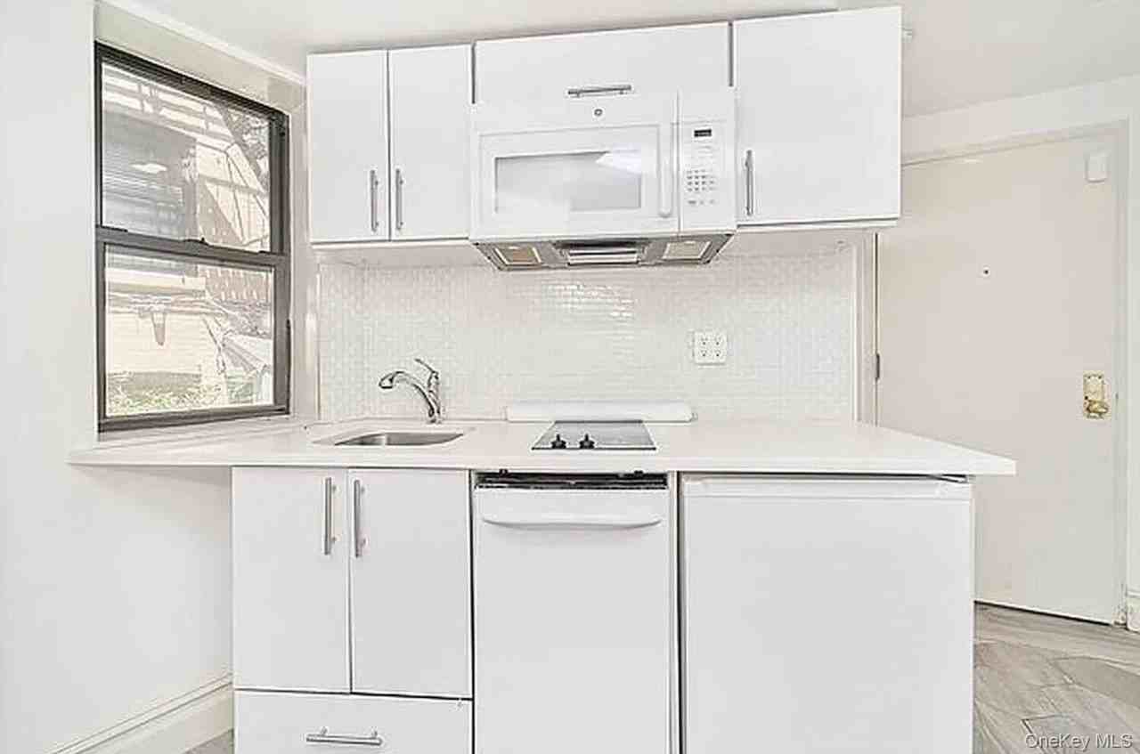 226 W 13th St #1R - Photo 4 of 6