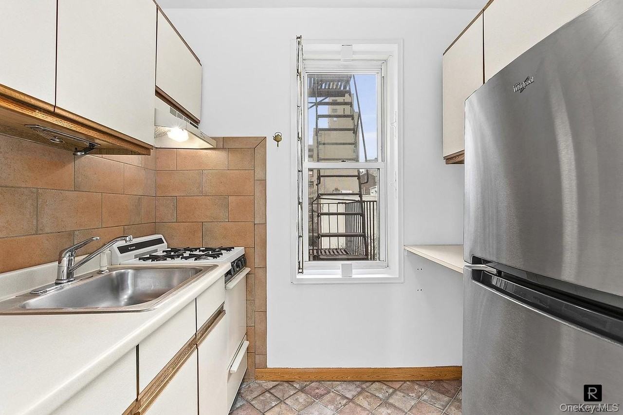 350 E 30th St #6Y - Photo 3 of 4
