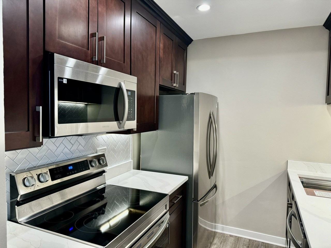 938 North Blvd #402 - Photo 3 of 18