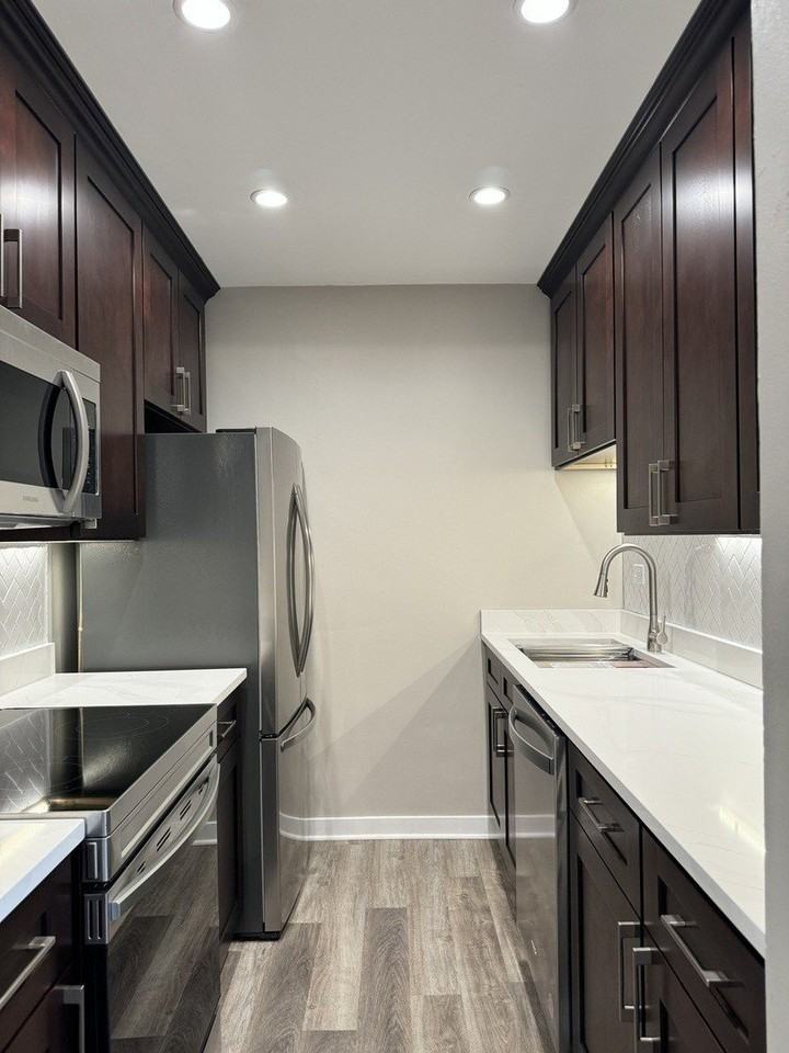 938 North Blvd #402 - Photo 4 of 18