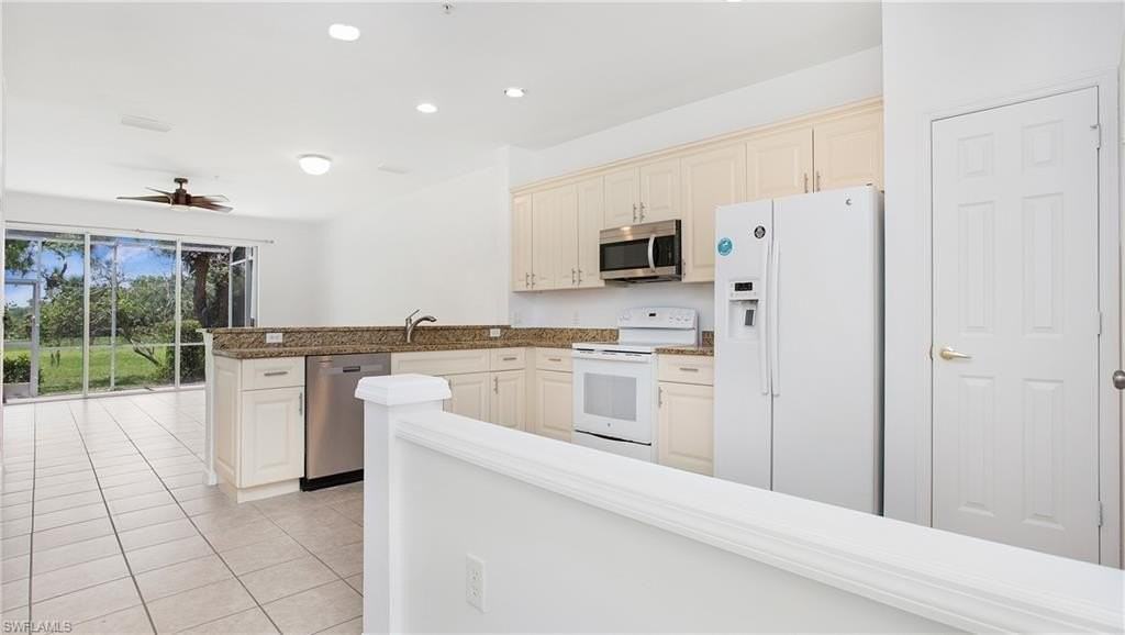 880 Hampton Cir - Photo 3 of 36