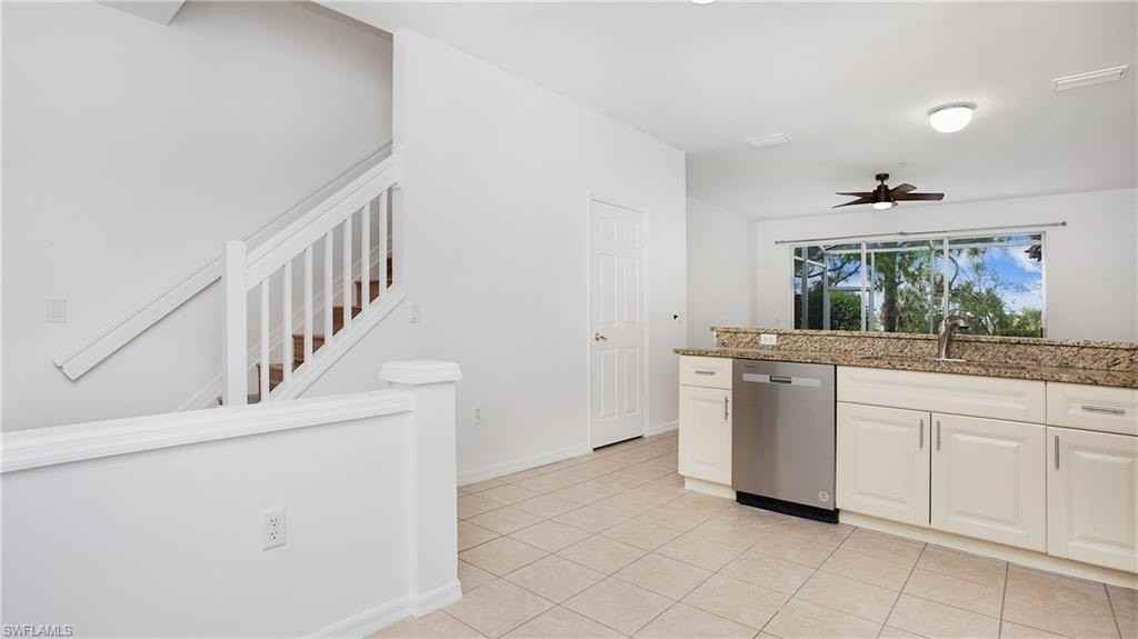 880 Hampton Cir - Photo 4 of 36