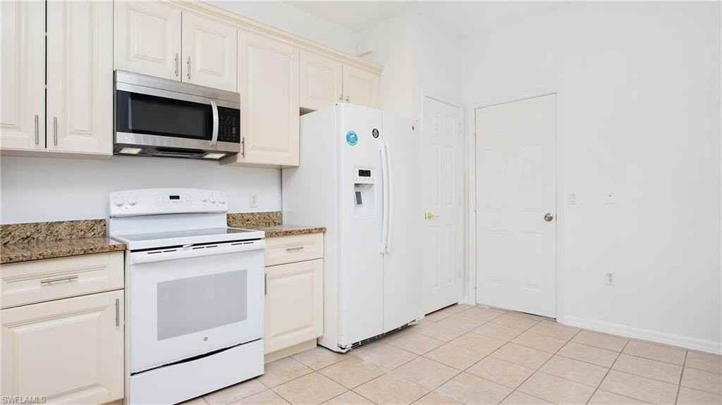 880 Hampton Cir - Photo 6 of 36