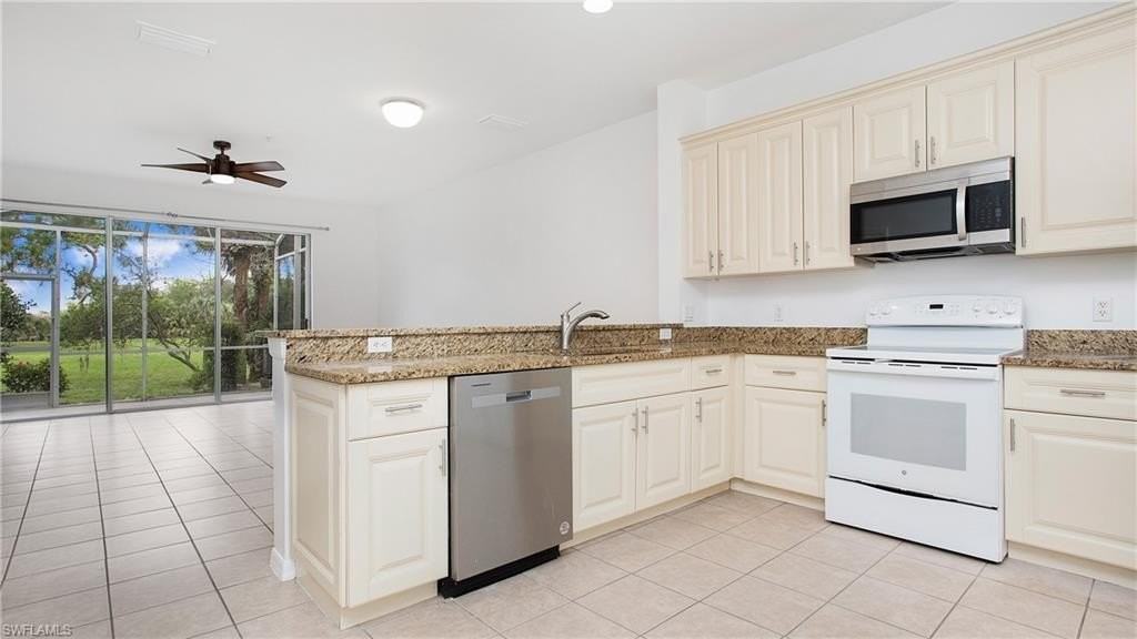 880 Hampton Cir - Photo 7 of 36