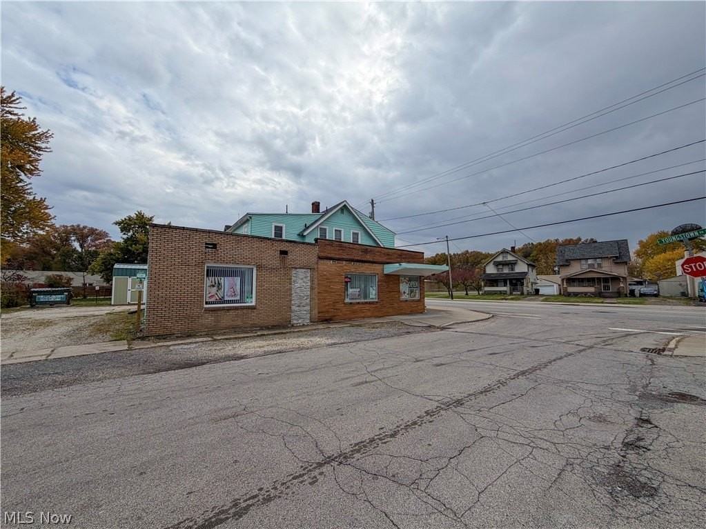 2405 Youngstown Rd Se - Photo 3 of 30