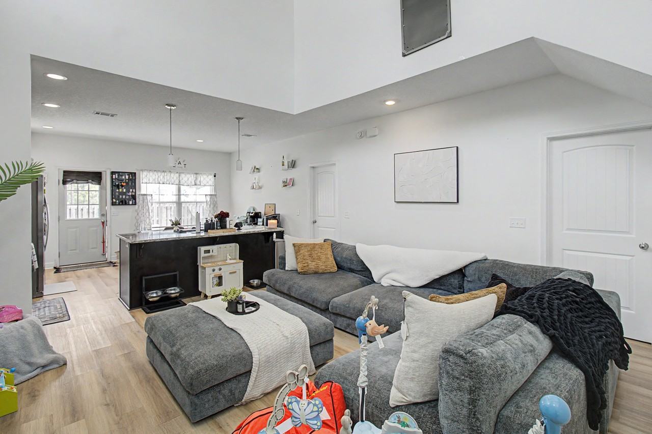 881 Grayson Ave #1 - Photo 2 of 25
