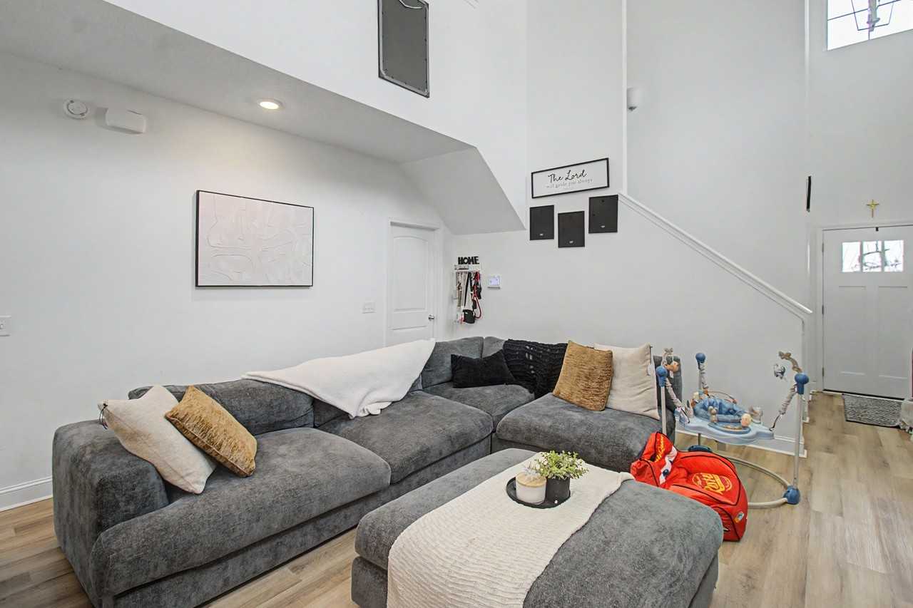 881 Grayson Ave #1 - Photo 3 of 25