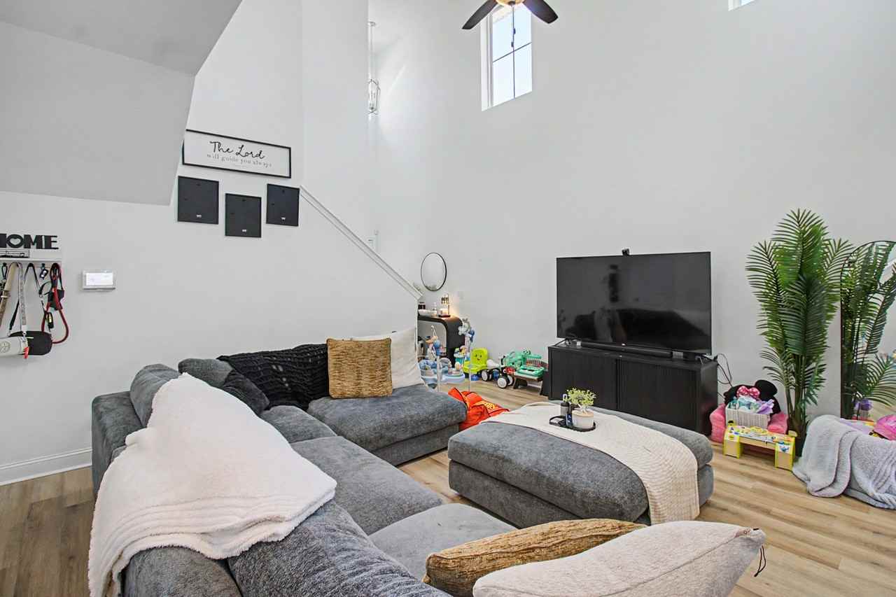 881 Grayson Ave #1 - Photo 4 of 25