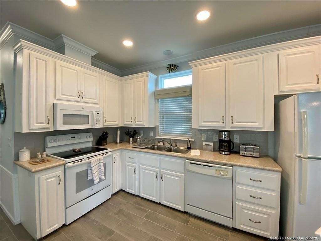 142 Ne Coastal Dr - Photo 5 of 38