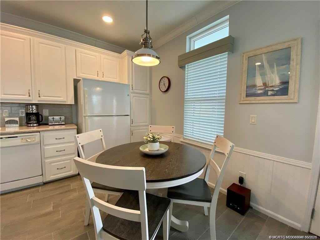 142 Ne Coastal Dr - Photo 7 of 38