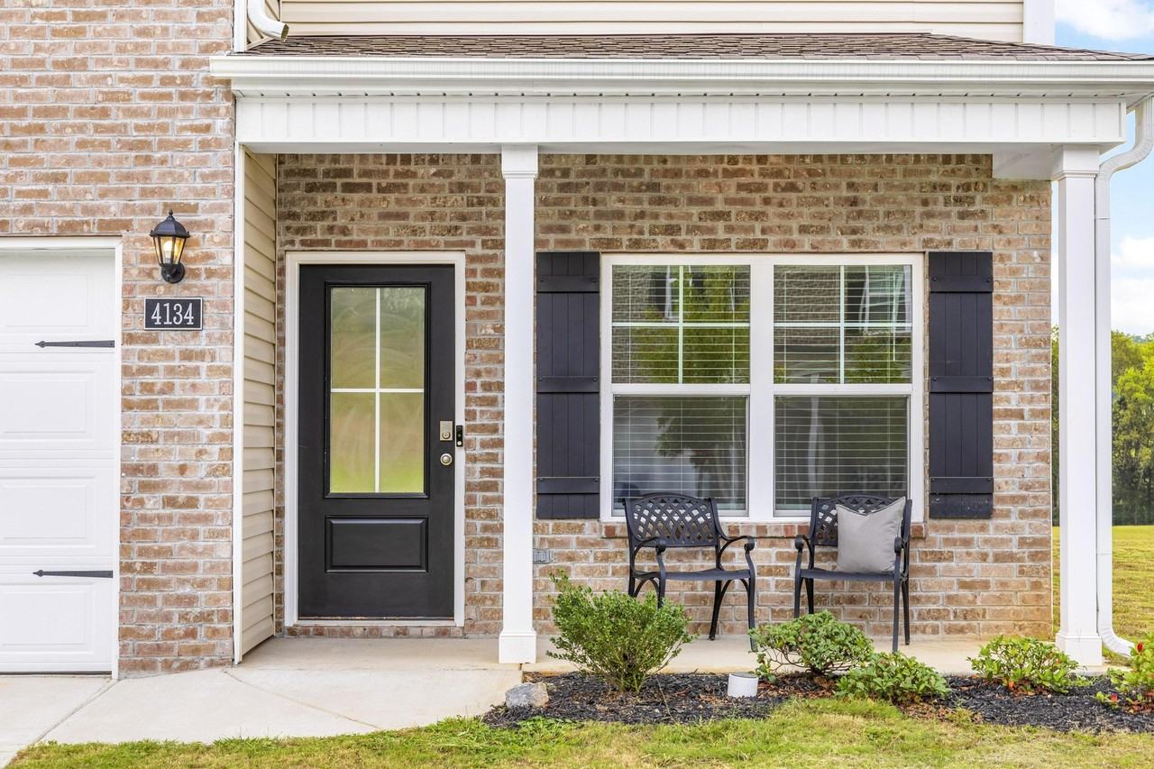 4134 Lone Oak Cir Ne - Photo 2 of 18
