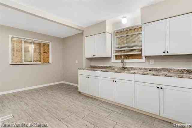 5574 Buckingham Ave - Photo 6 of 15