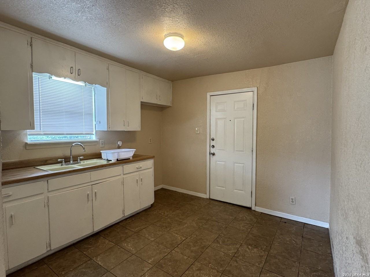675 W Pyron Ave - Photo 2 of 5